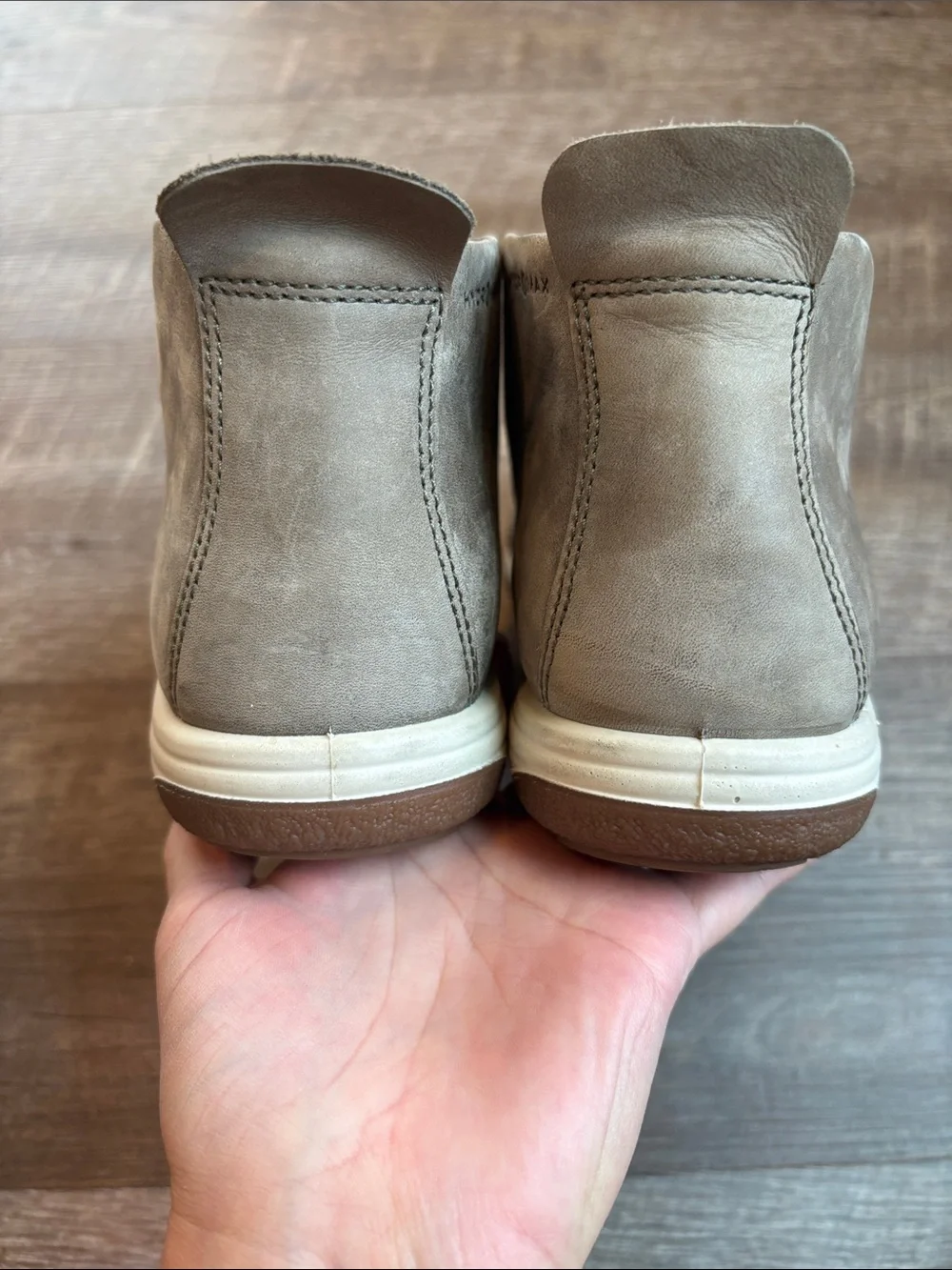 ECCO Chase II Bootie Hydromax Sneaker Women's 9/9.5 (40) Warm Gray Leather